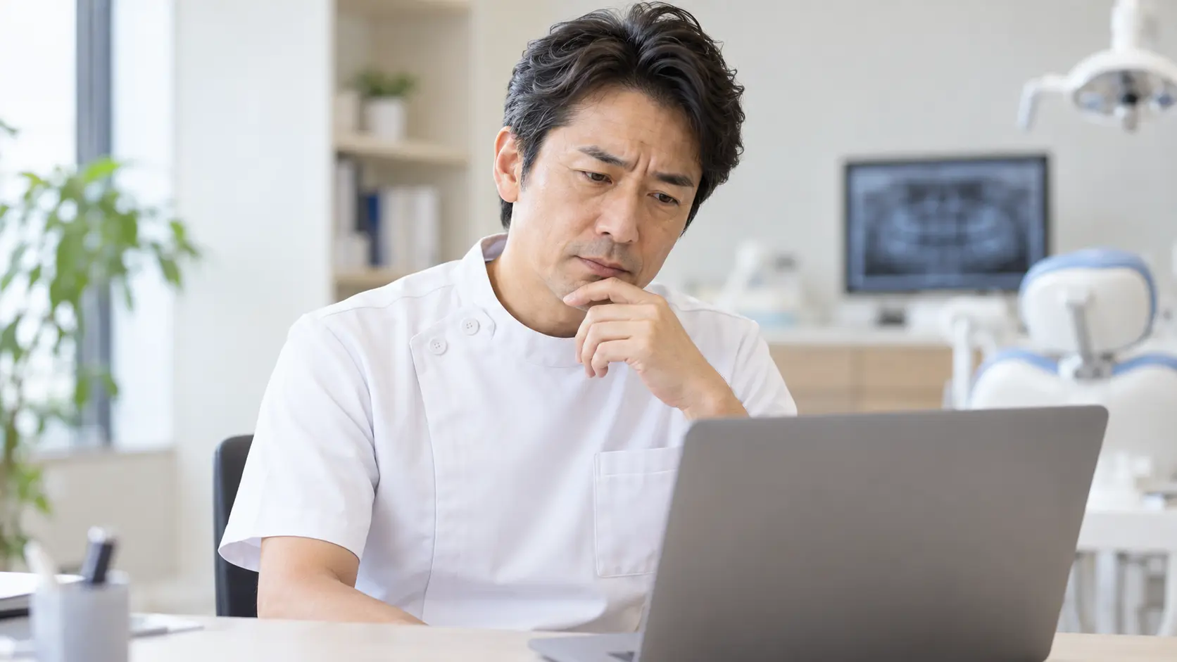 少し困っている歯科医師のイメージ写真